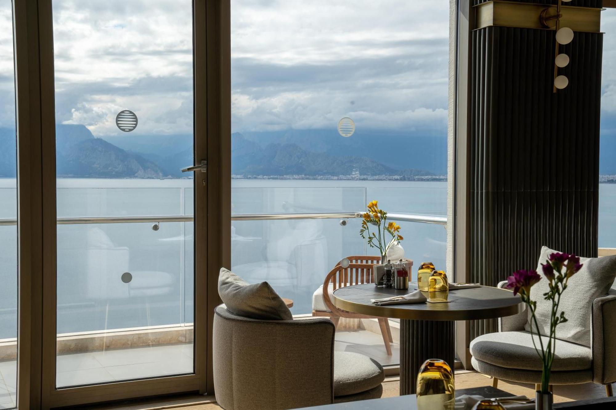 Akra Antalya Hotel Exterior foto A view of the Bay of Naples from the hotel