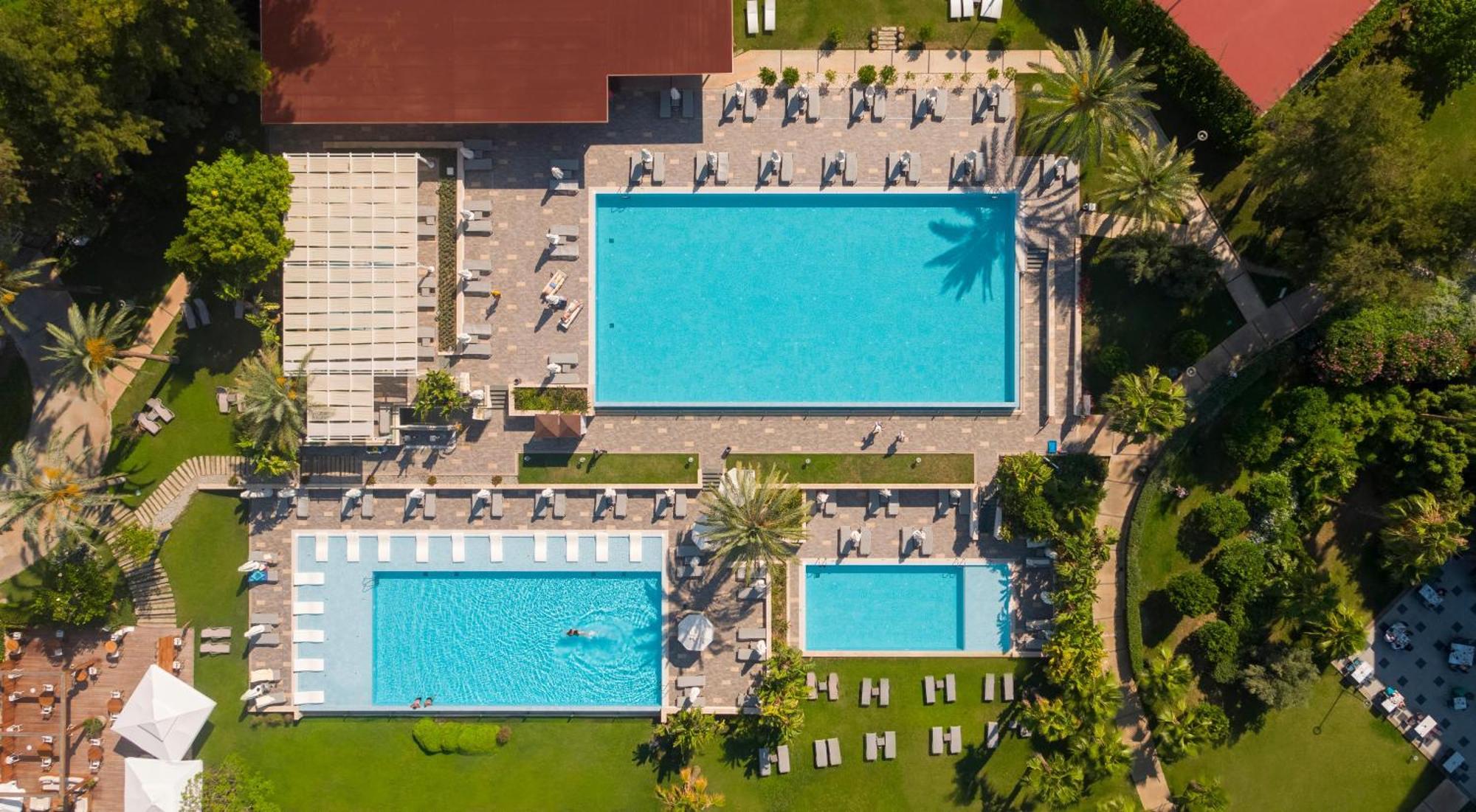 Akra Antalya Hotel Exterior foto Aerial view of the swimming pool