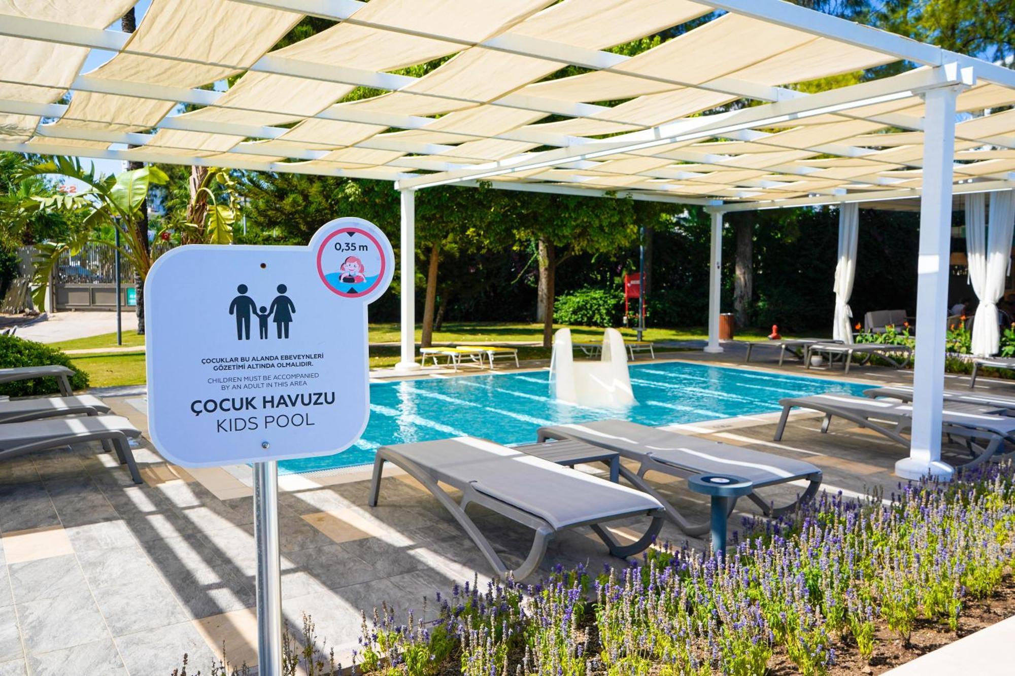 Akra Antalya Hotel Exterior foto Children's pool at the Esertepe Swimming Pool