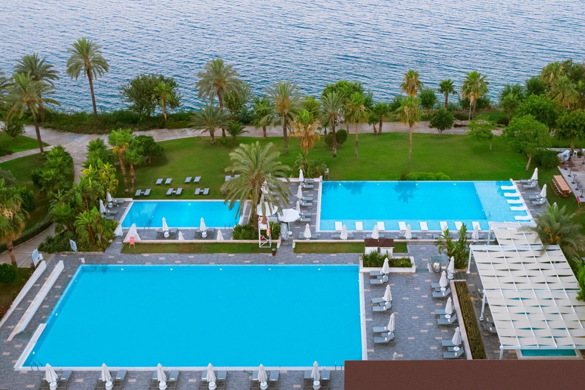 Akra Antalya Hotel Exterior foto The swimming pool at the hotel
