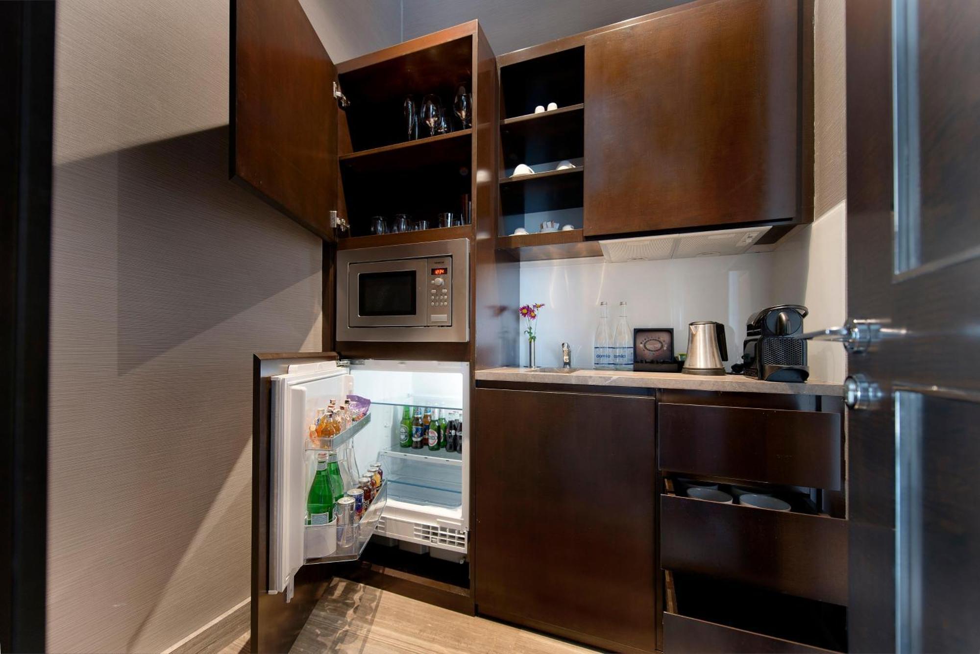Akra Antalya Hotel Exterior foto A small kitchen in a hotel