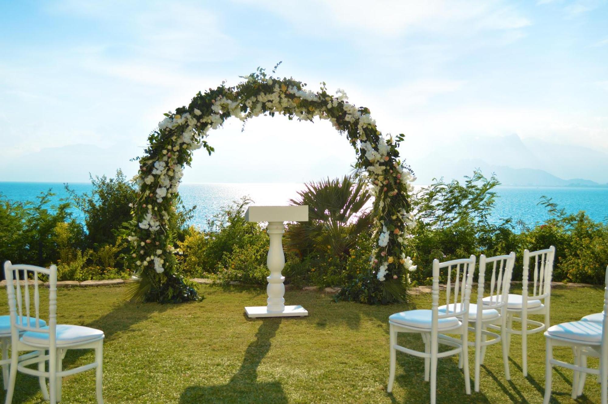 Akra Antalya Hotel Exterior foto A wedding arch