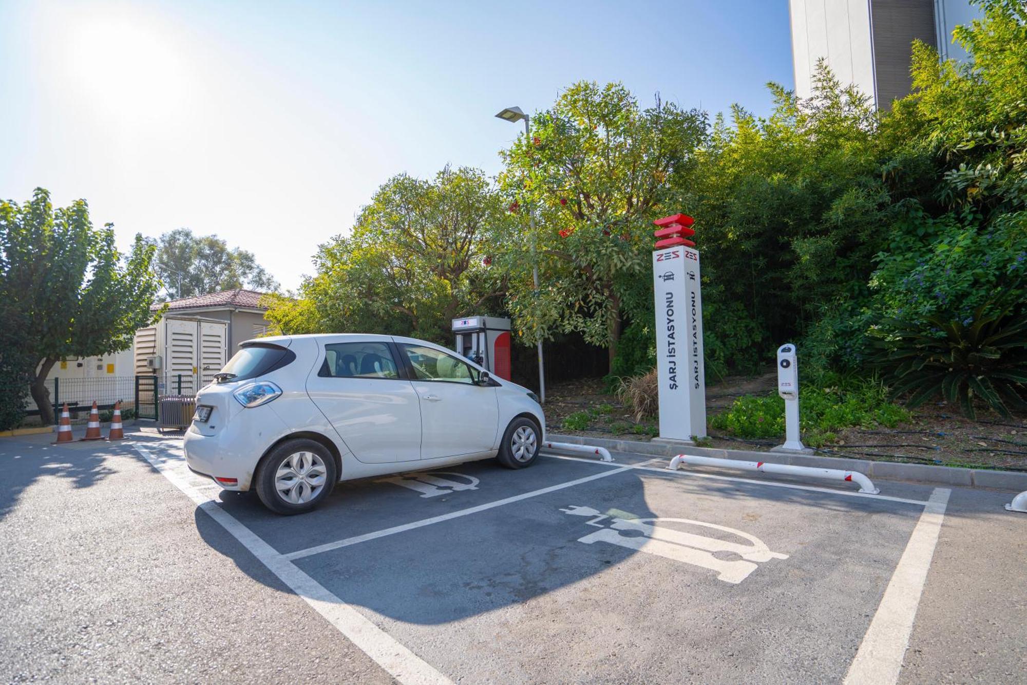 Akra Antalya Hotel Exterior foto Renault Zoe at a charging station