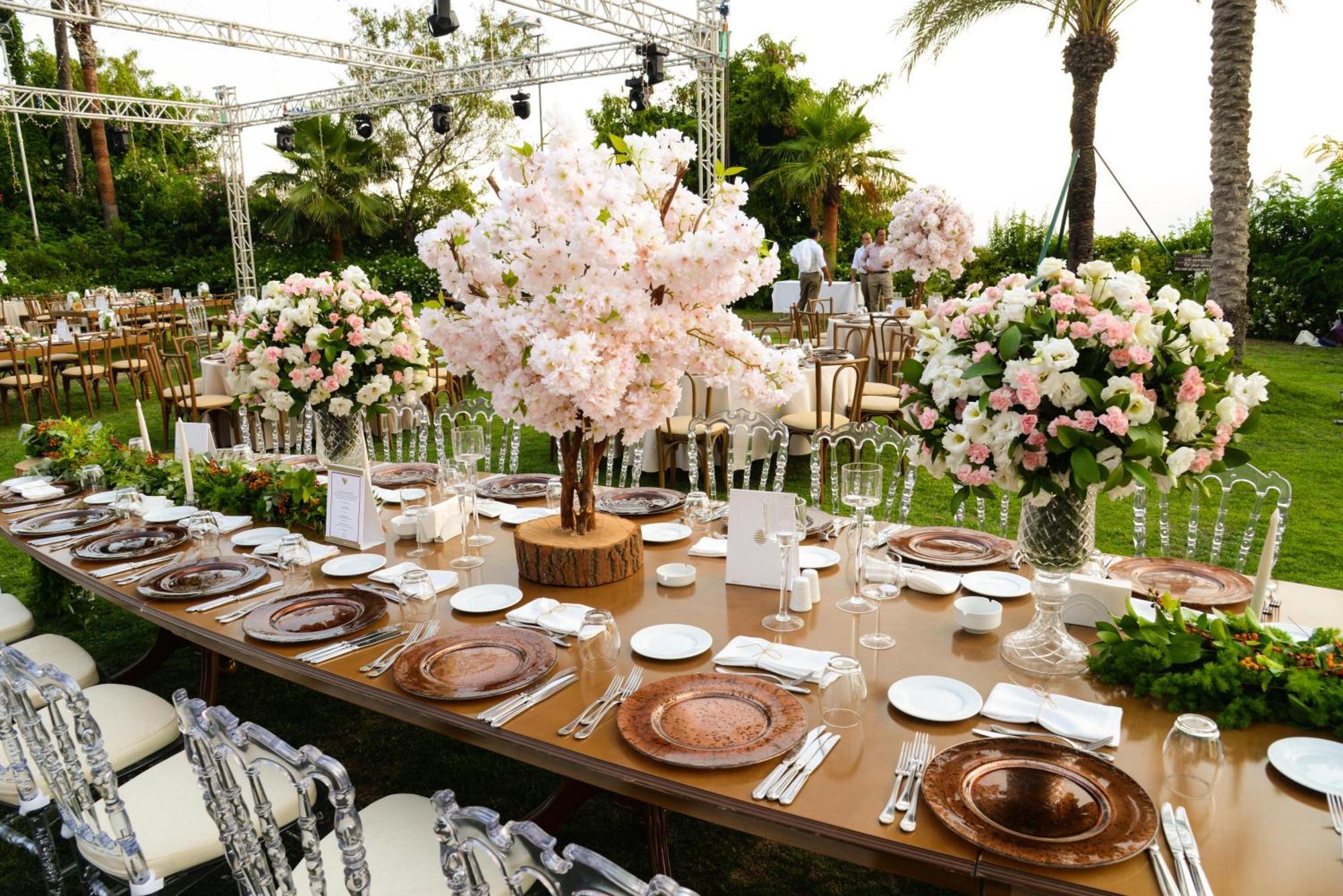 Akra Antalya Hotel Exterior foto A table set for a wedding reception